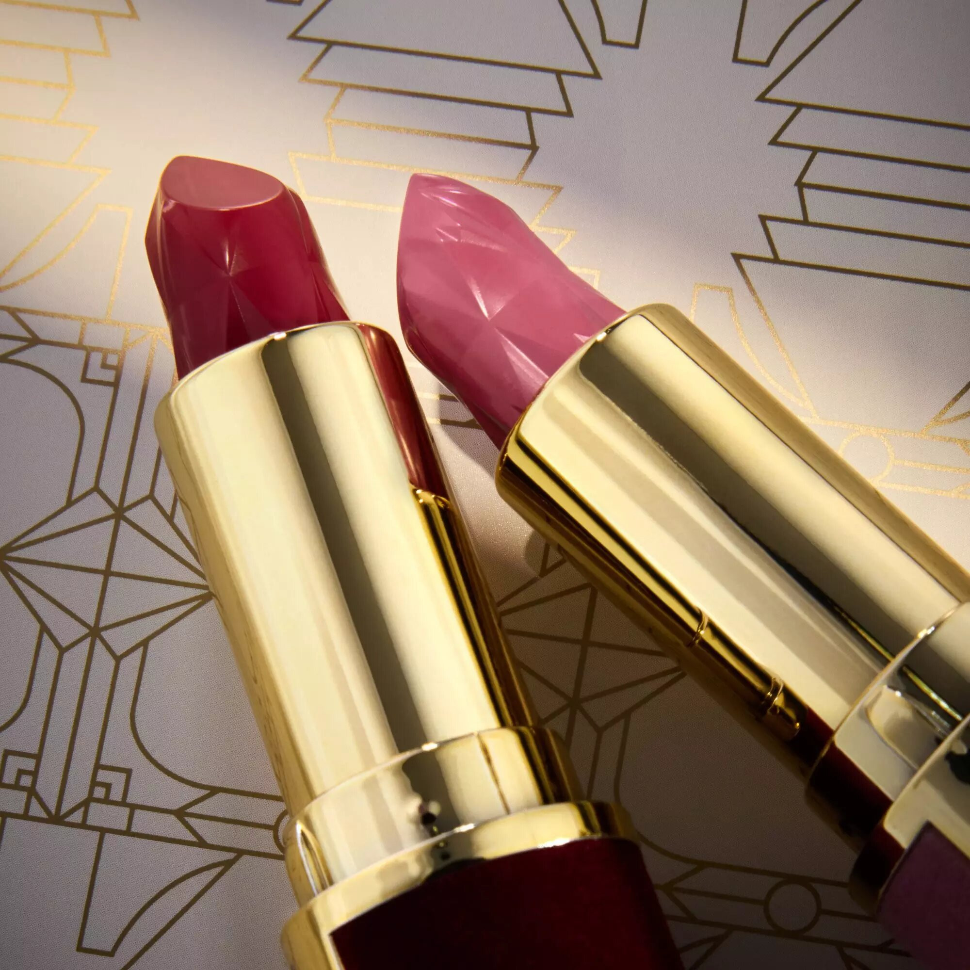 ROUGE A LEVRES HYDRATANT ET BRILLANT FESTIVE TREASURES CATRCE